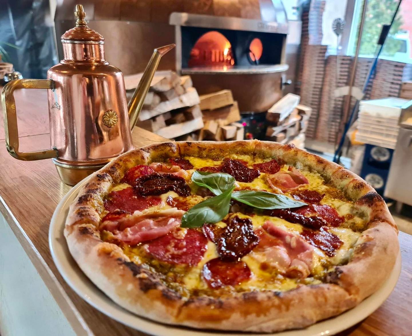 MONATSPIZZA FEBRUAR – HOT HONEY BURRATA Klein MONATSPIZZA FEBRUAR – HOT HONEY BURRATA Klein